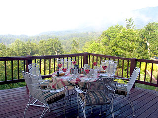Iron Mountain Inn Bed and Breakfast - Breakfast On The Porch